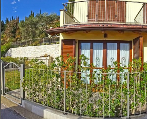 La Quiete17 fenced garden apartment by Gardadomusmea Tremosine